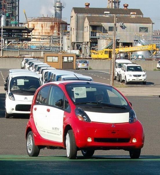 Die ersten Linkslenker i-MiEV bei der Verladung in Mizushima (Japan). 